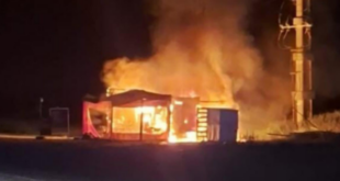 Un carro de comidas rápidas fue destruido totalmente por un voraz incendio